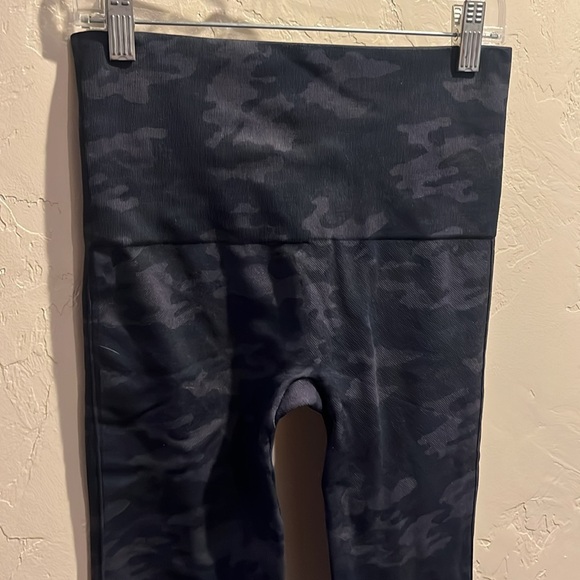 Spanx Look at Me Now Cropped Leggings in Black Grey Camo Print - Picture 8 of 10